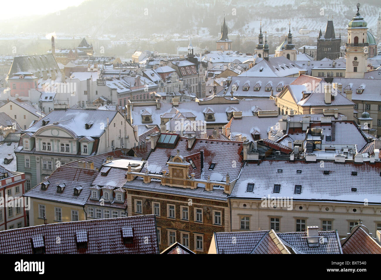 Die Dächer und die Dächer über die Skyline in Prag, Tschechien mit Schnee im winter Stockfoto