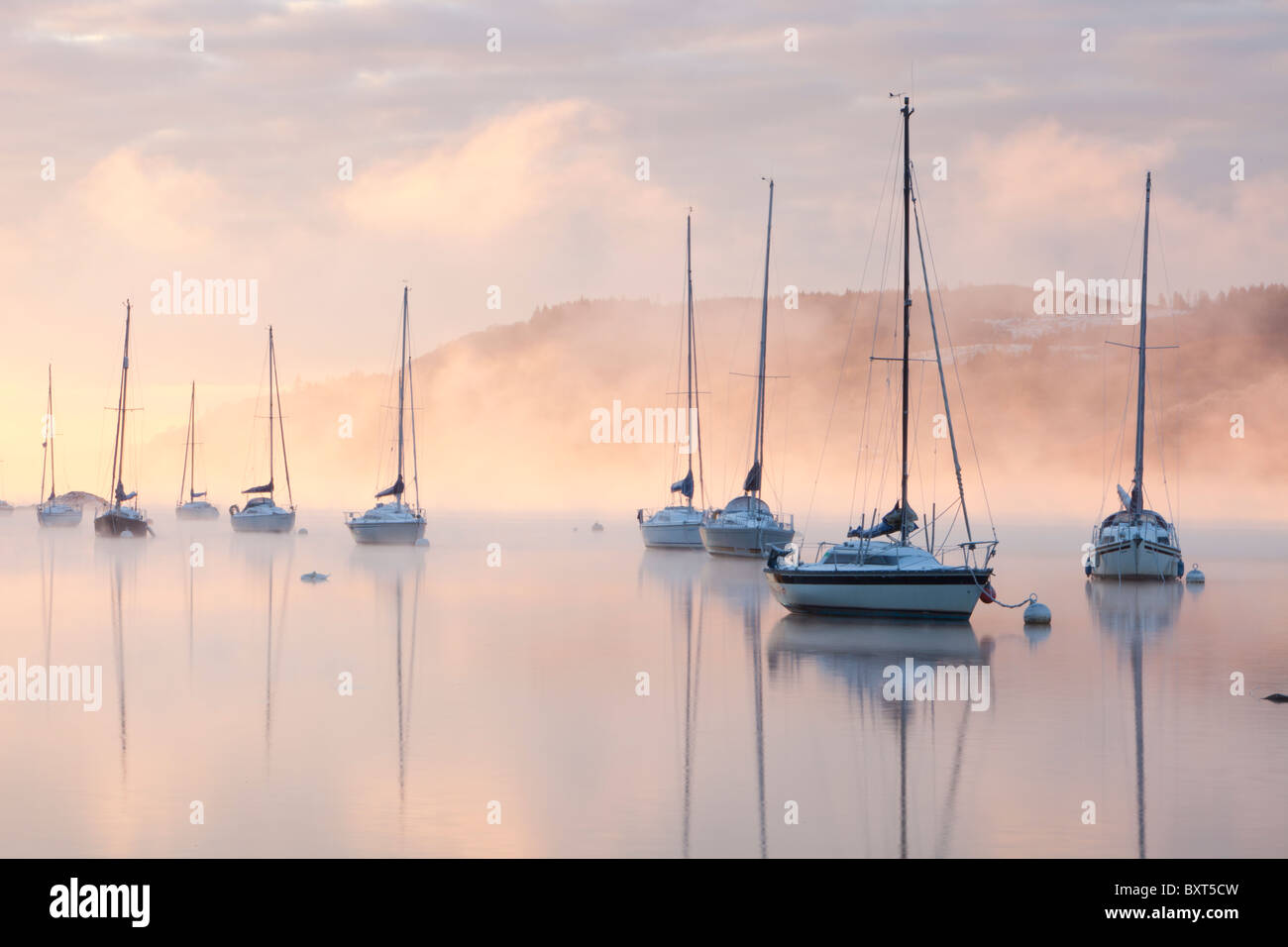 Lake Windermere im Lake District bei Sonnenaufgang während der Dezember 2010 Kältewelle mit Temperaturen unter minus 10. Stockfoto