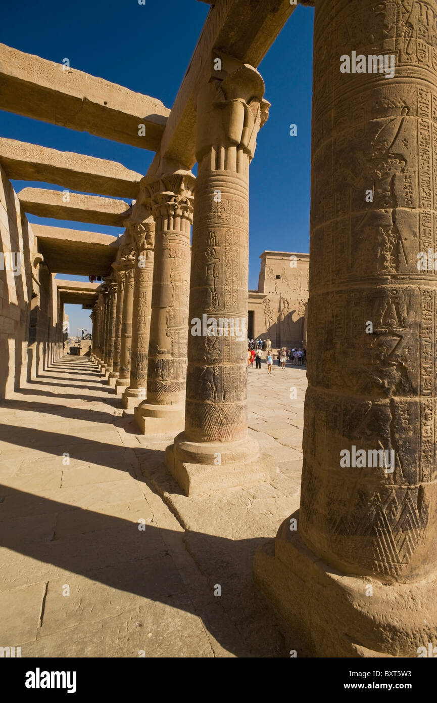 Suche entlang der West-Kolonnade, Tempel der Isis Stockfoto