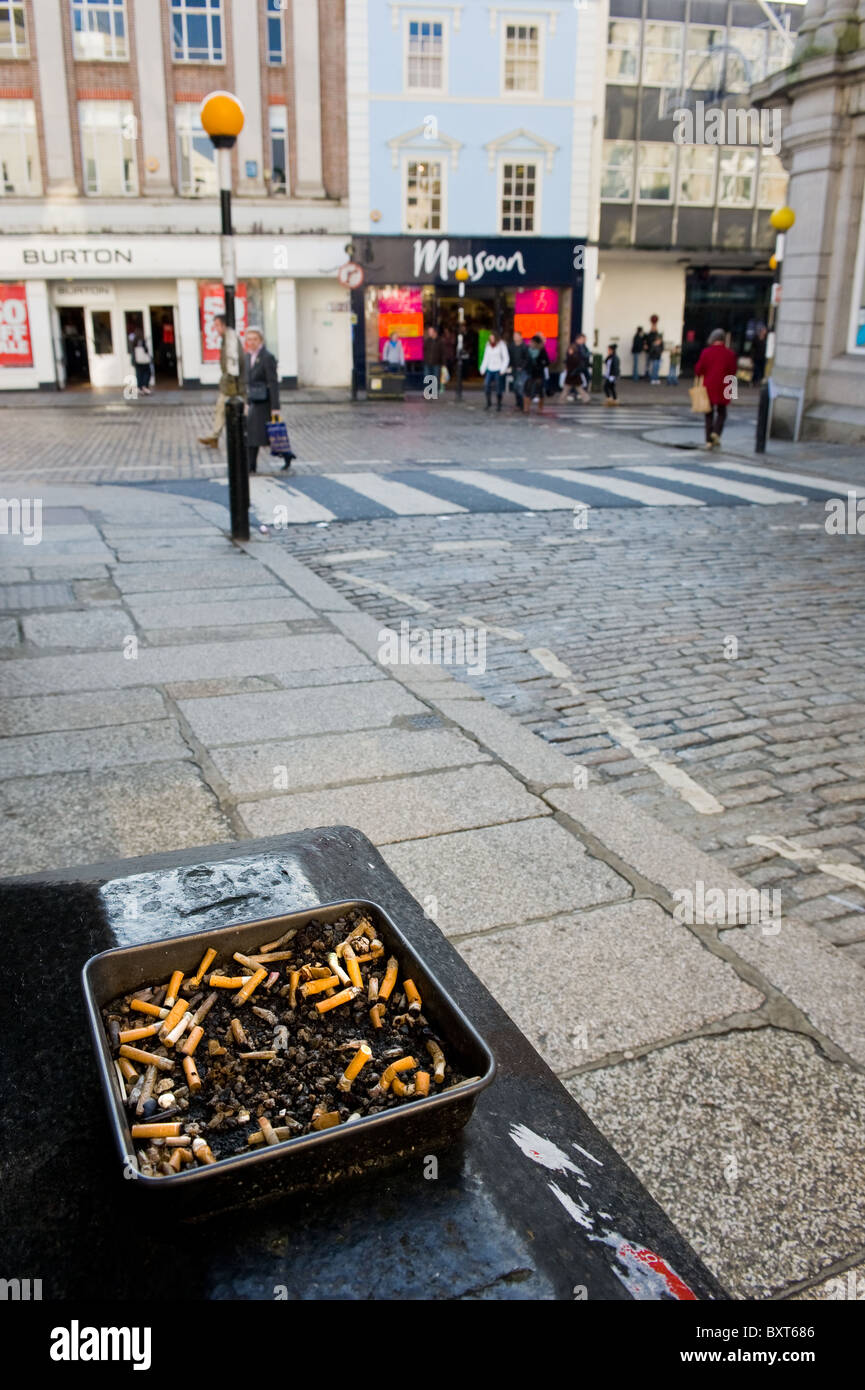 Zigarettenstummel in einem Aschenbecher in einer Straße in Truro in Cornwall.  Foto von Gordon Scammell Stockfoto