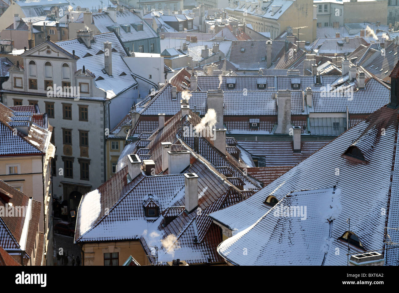 Die Dächer und die Dächer über die Skyline in Prag, Tschechien mit Schnee im winter Stockfoto