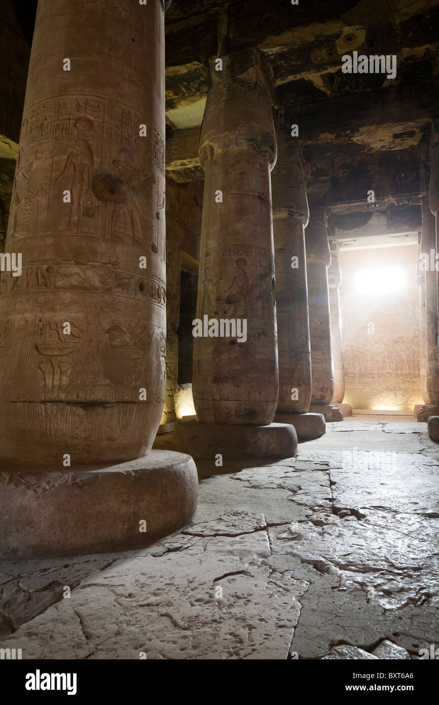 Sonne durch die Spalten in der Säulenhalle im Tempel von Sethos ich in Abydos, Niltal Ägyptens Stockfoto