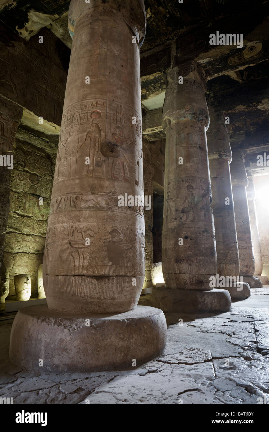 Sonne durch die Spalten in der Säulenhalle im Tempel von Sethos ich in Abydos, Niltal Ägyptens Stockfoto