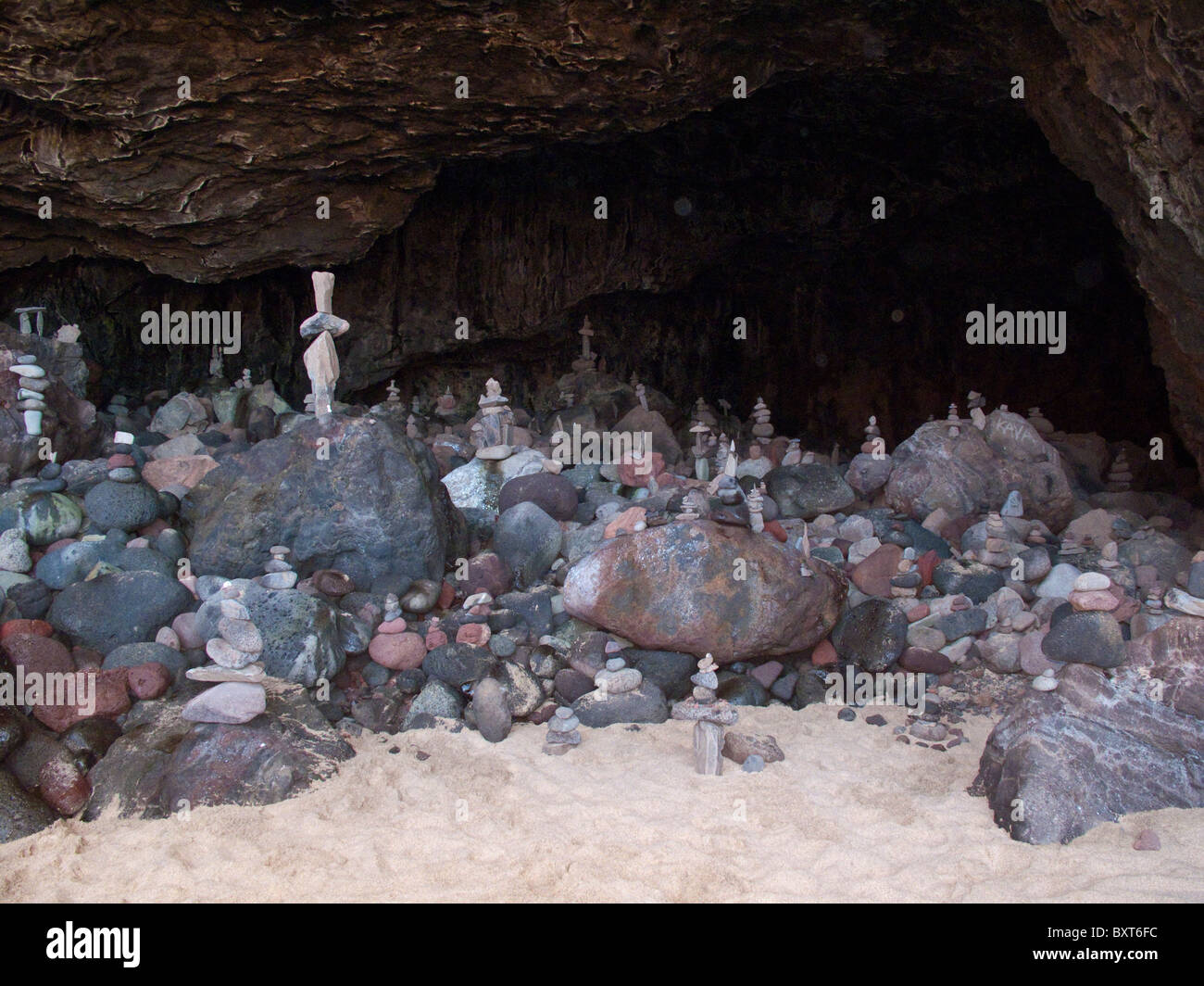 Felsen stapeln sich in einer Höhle an der Na Pali Küste, Kalalau Strand, Kauai Stockfoto