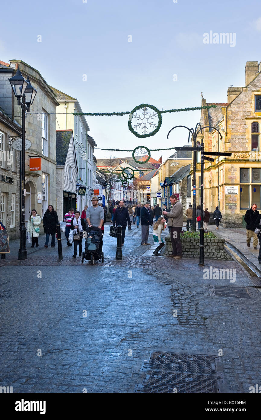 Menschen einkaufen in Truro in Cornwall. Foto von Gordon Scammell Stockfoto