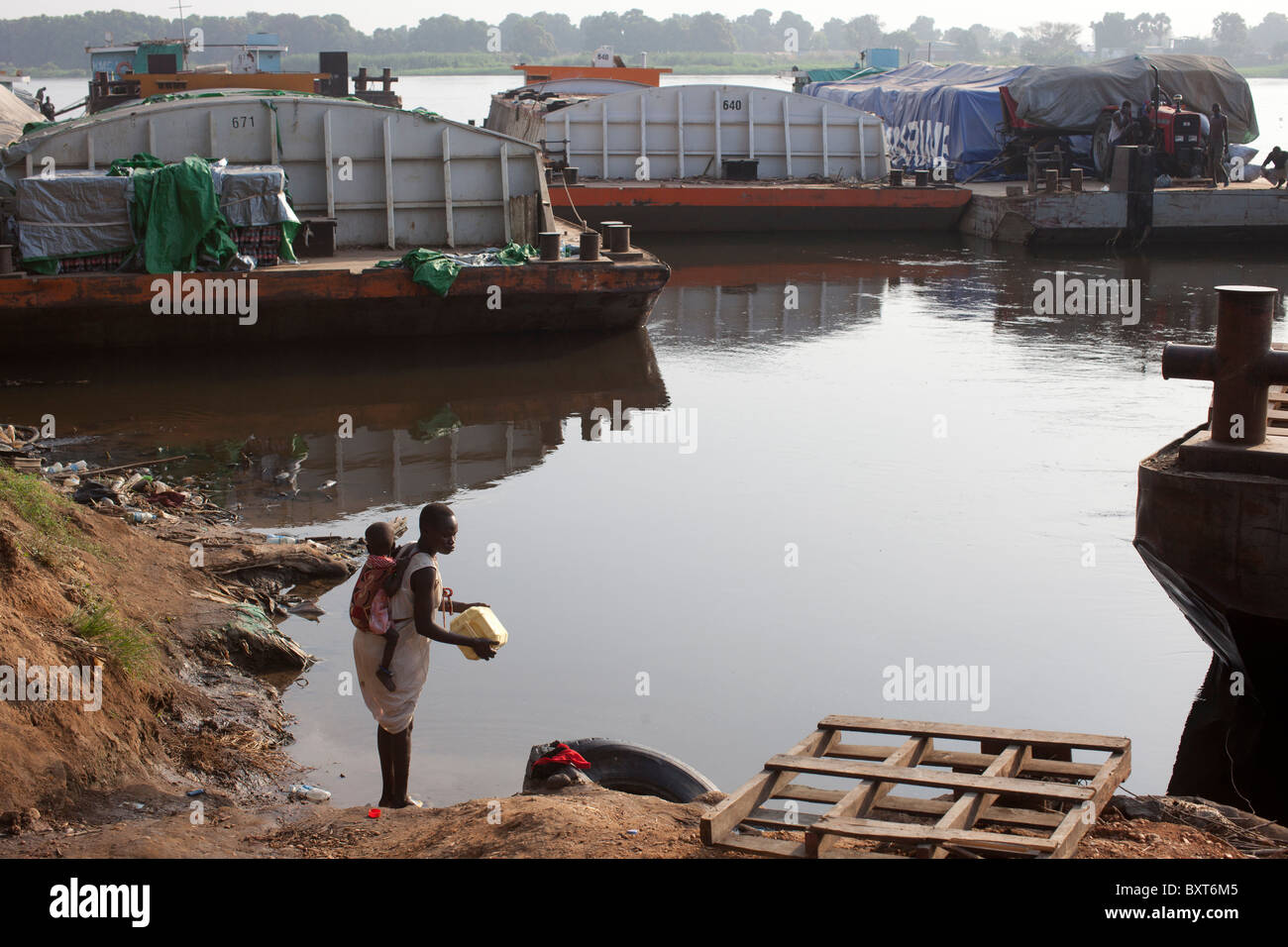 Southern Sudan Rückkehrer lagerten unter die Mango, die Bäume in Juba Hafen mit all ihren Besitz zu gelangen. Stockfoto