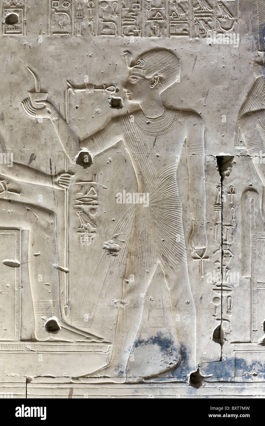 Relief von Seti bietet ISIS in den Tempel von Sethos ich in Abydos, alten Abdju, Niltal Ägyptens Stockfoto