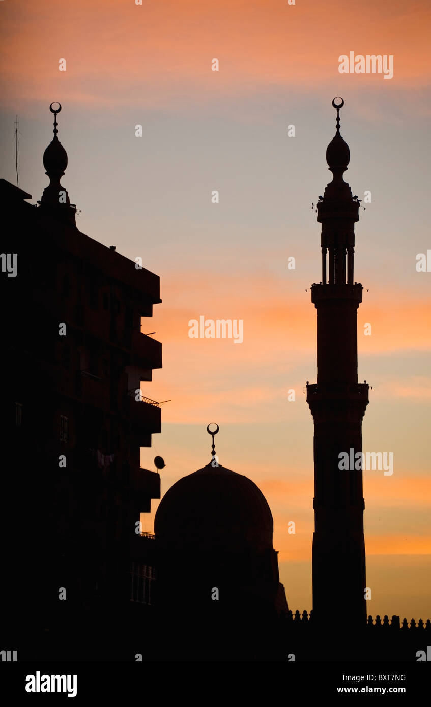 Silhouette der Block von Wohnungen und Moschee Stockfoto