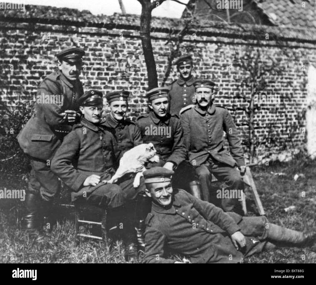 ADOLF HITLER sitzt auf der rechten Seite mit Mitgliedern des 16. Bayerischen Reserve-Regiment im ersten Weltkrieg Stockfoto