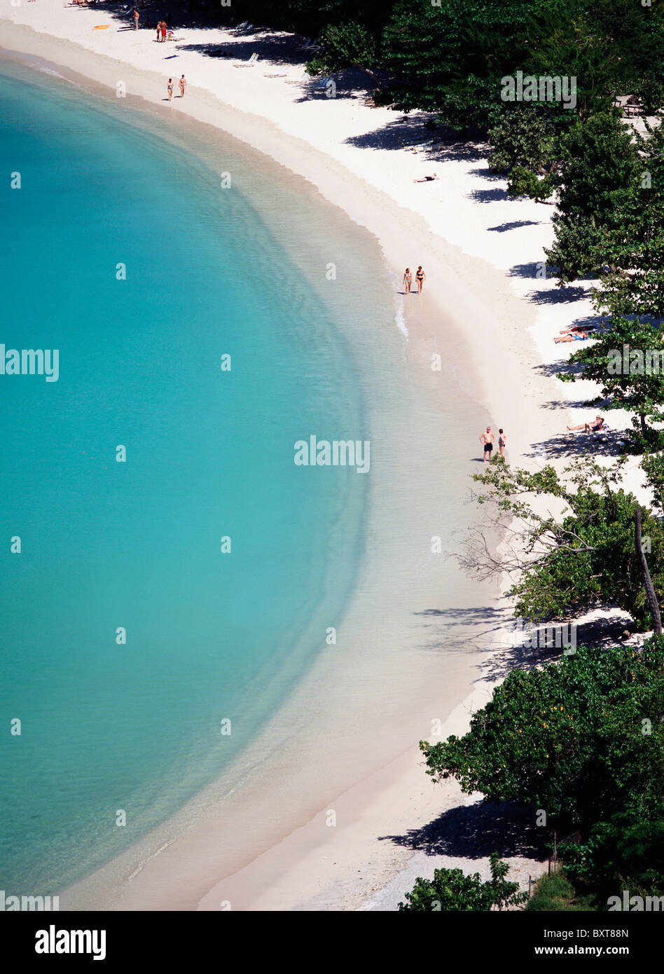 Blick auf Menschen am Morne Rouge Strand Stockfoto