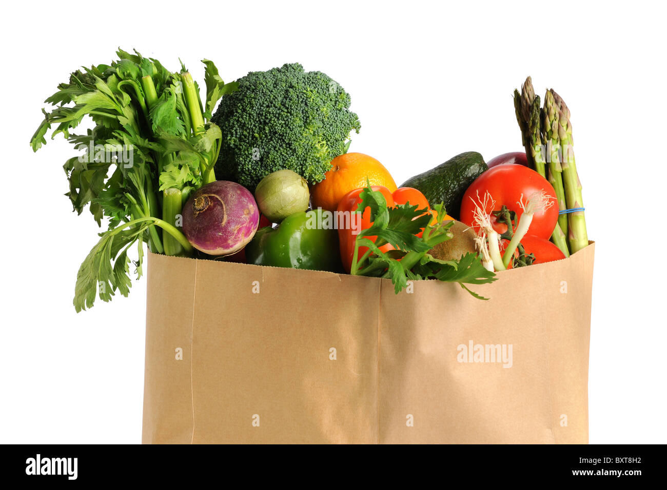 Papier-Einkaufstüte mit Obst und Gemüse isoliert auf weißem Hintergrund Stockfoto