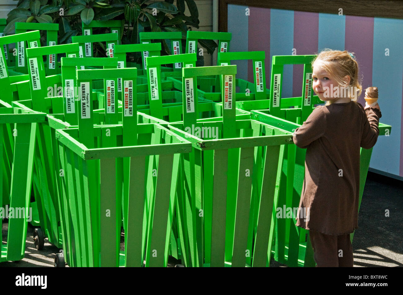 Alte grüne hölzerne Lebensmittelgeschäft Karren Markt in Farmers Market in Los Angeles, CA Stockfoto