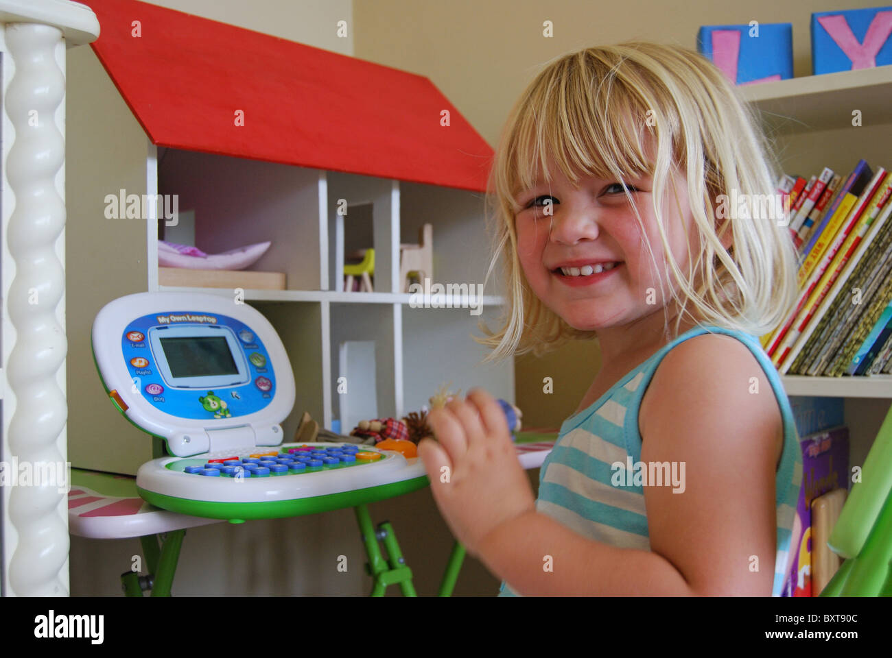 Junges Mädchen mit Spielzeug Computer, Christchurch, Canterbury, Südinsel, Neuseeland Stockfoto