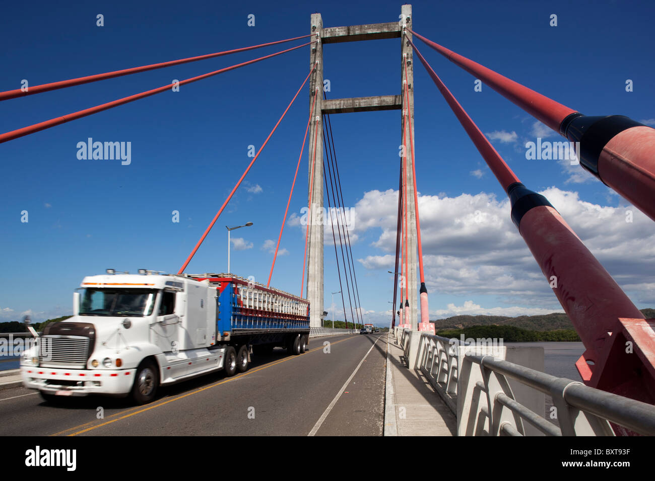 Costa Rica, Samara, LKW fährt über Tempisque Brücke (Puente de Amistad) in Richtung Nicoya Halbinsel Stockfoto