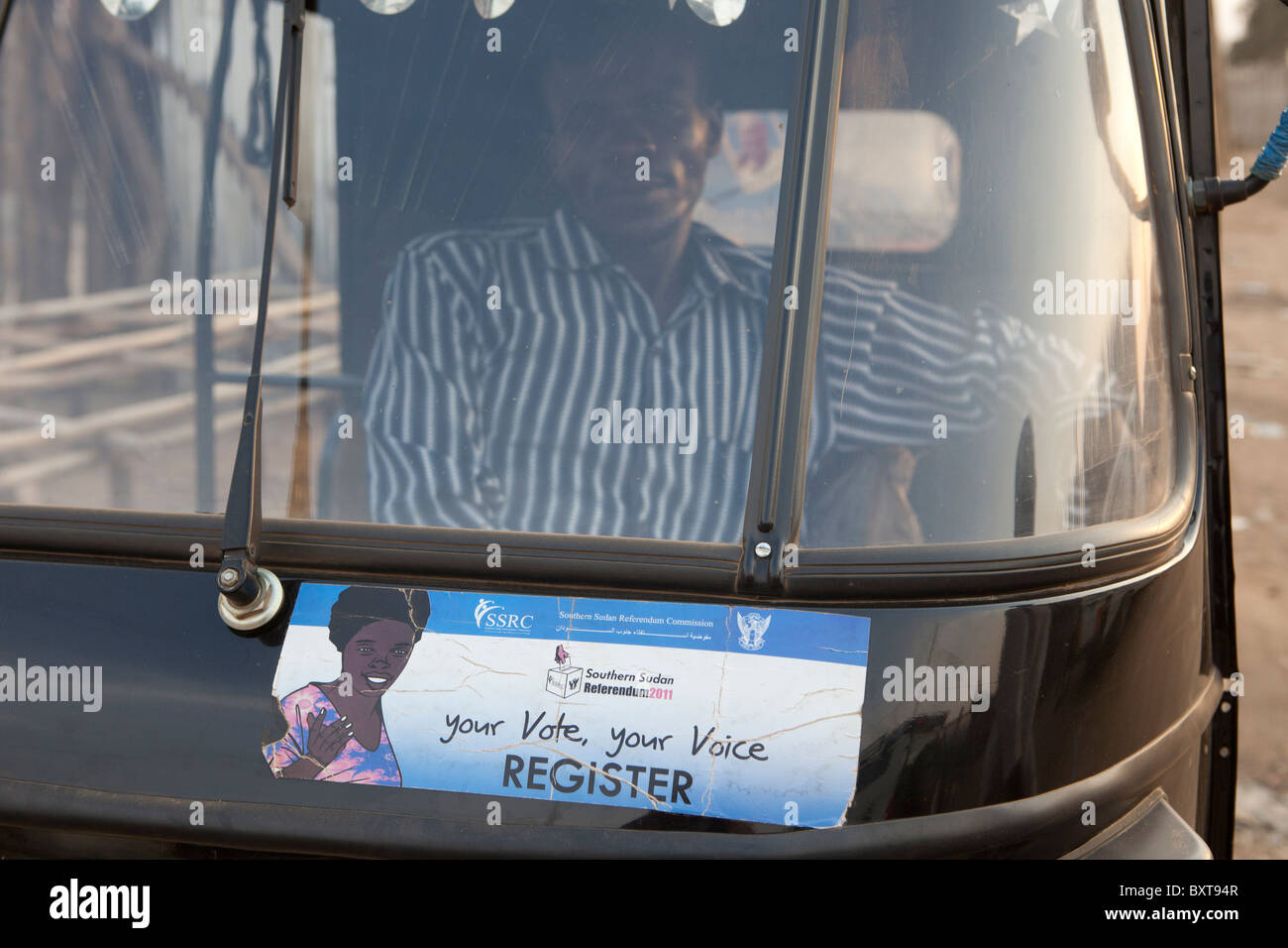 JUBA, Südsudan, Dezember 2010: Referendum Propaganda auf lokalen Tuk-Tuk taxis. Foto: Mike Goldwater / Christian Aid Stockfoto