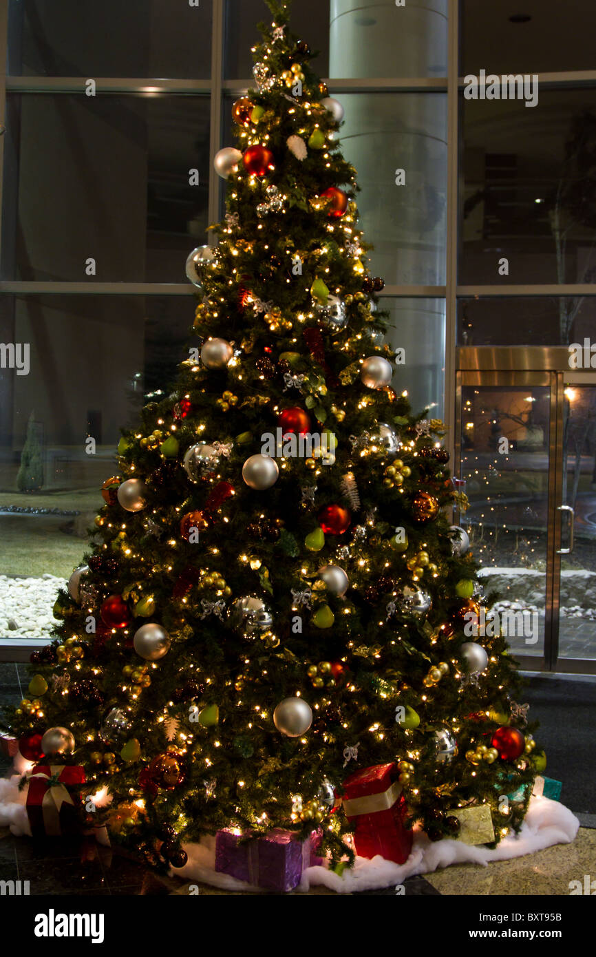 Weihnachtsbaum mit Geschenk Stockfoto