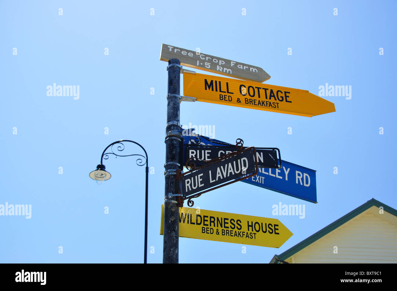Französische Straßennamen auf Schild post, Rue Lavaud, Akaroa, Banks Peninsula, Canterbury, Neuseeland Stockfoto