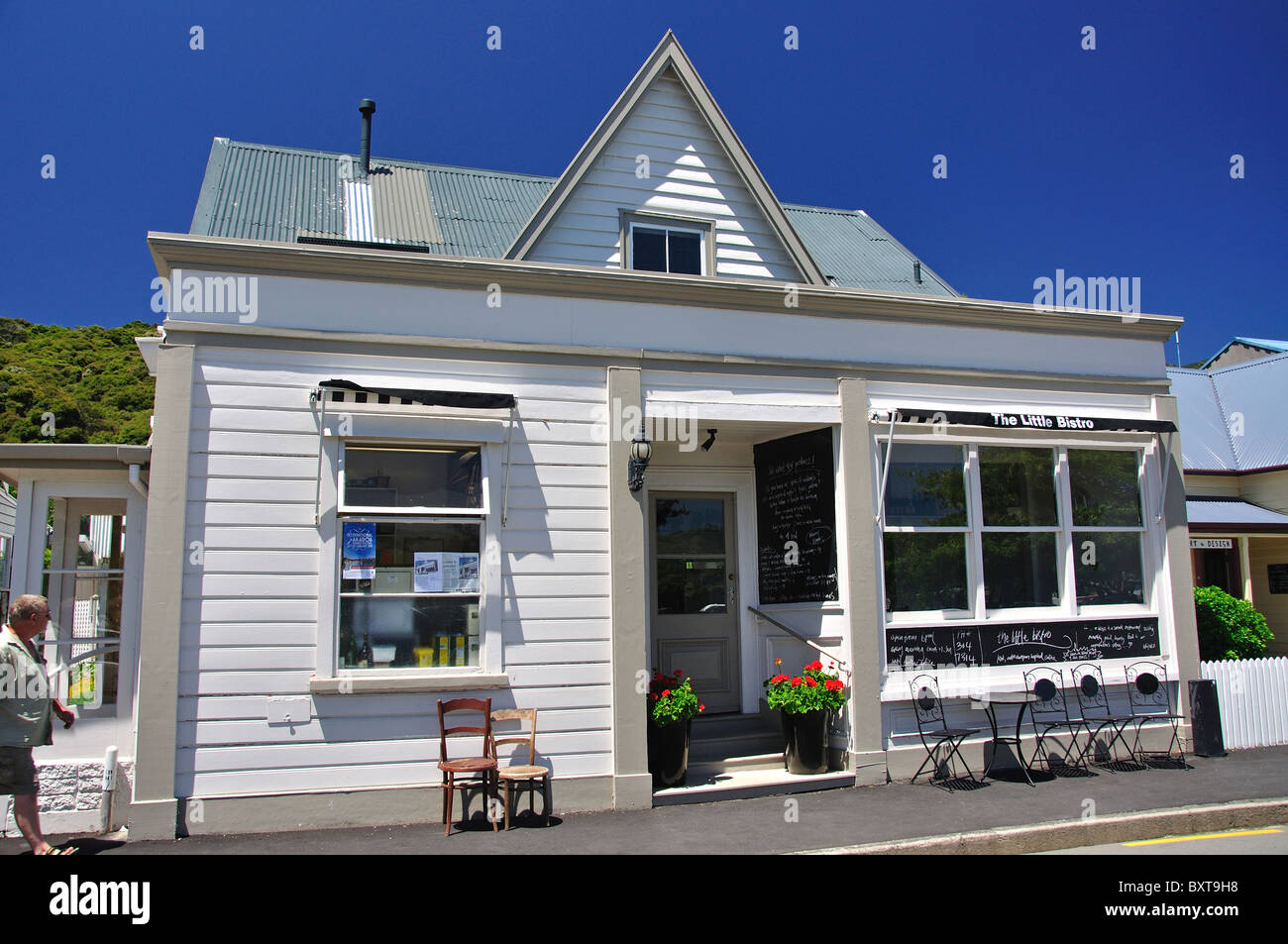 Das kleine Bistro-Restaurant, Rue Lavaud, Akaroa, Banks Peninsula, Canterbury, Neuseeland Stockfoto