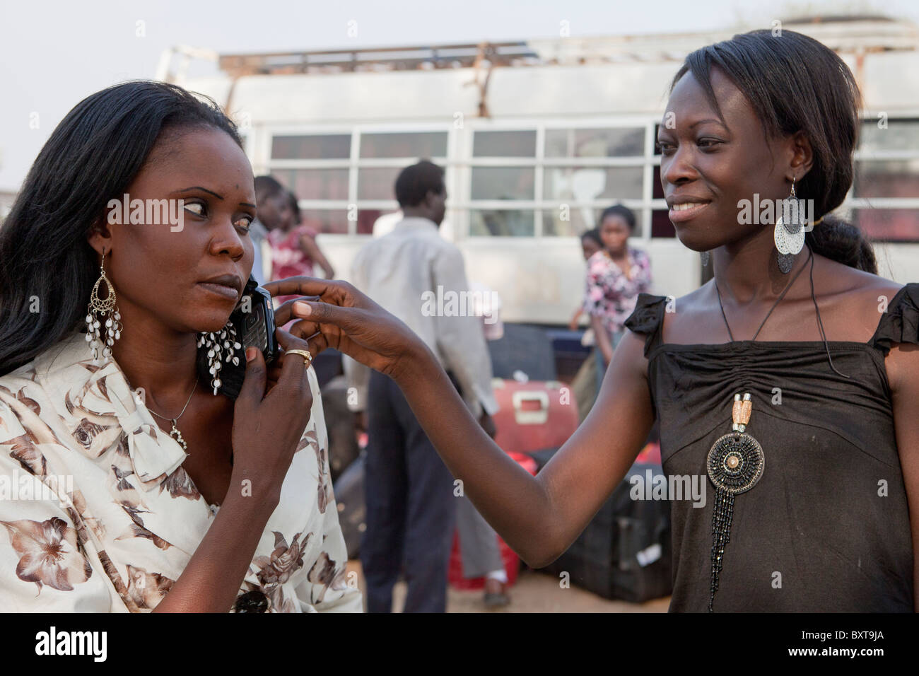 Südlichen Sudan Student Rückkehrer, nur registriert, um in das 9. Januar 2011-Referendum Stimmen sprechen auf ihren Handys. Stockfoto