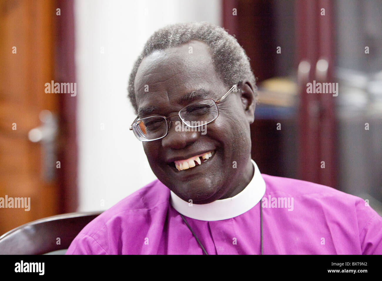 Der Erzbischof des Sudan, Daniel Deng Bul von The Episcopal Church of Sudan (ECS), in seinem eigenen Büro in Juba Kathedrale. Stockfoto