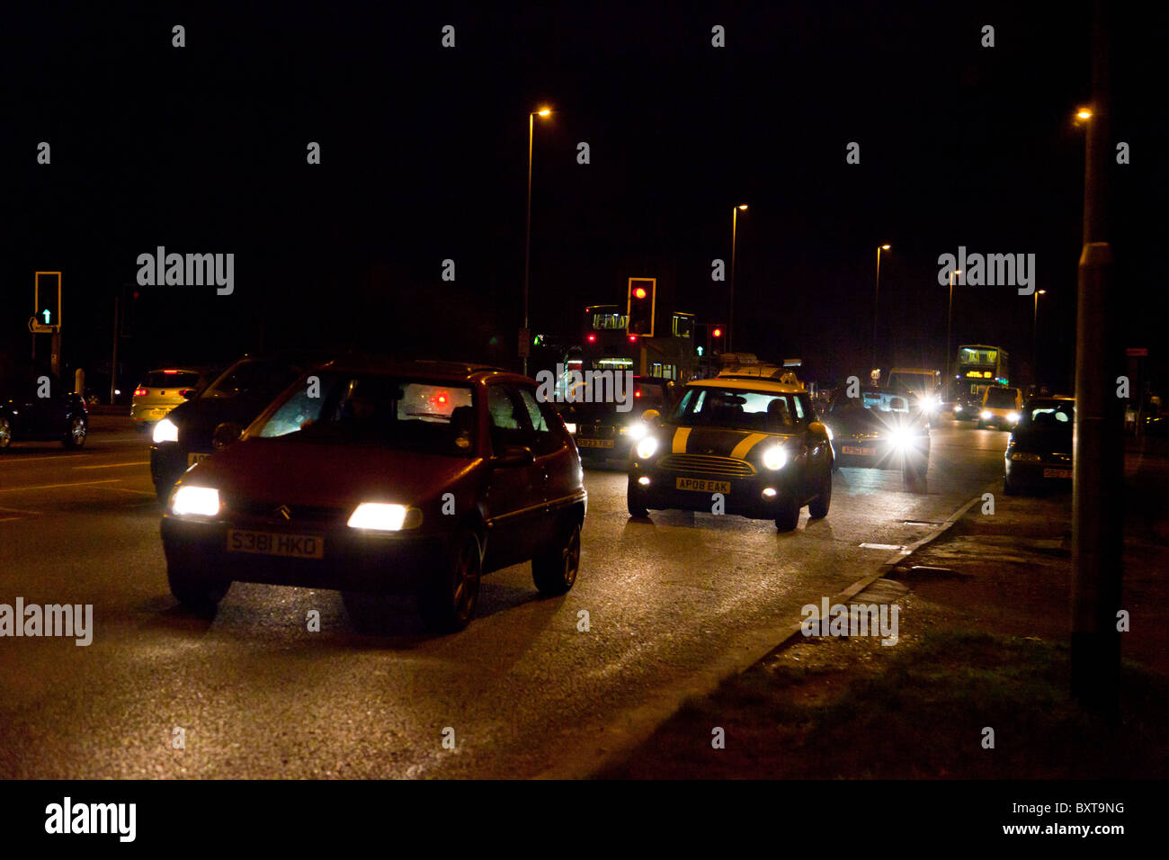 stark befahrene Straße in der Nacht in UK Stockfoto