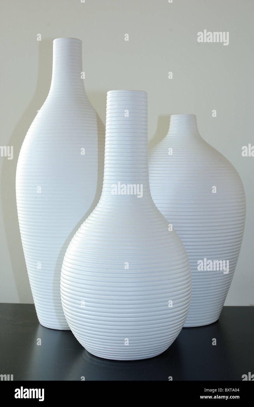 Weiße Vasen auf eine schwarze Arbeitsplatte Stockfoto