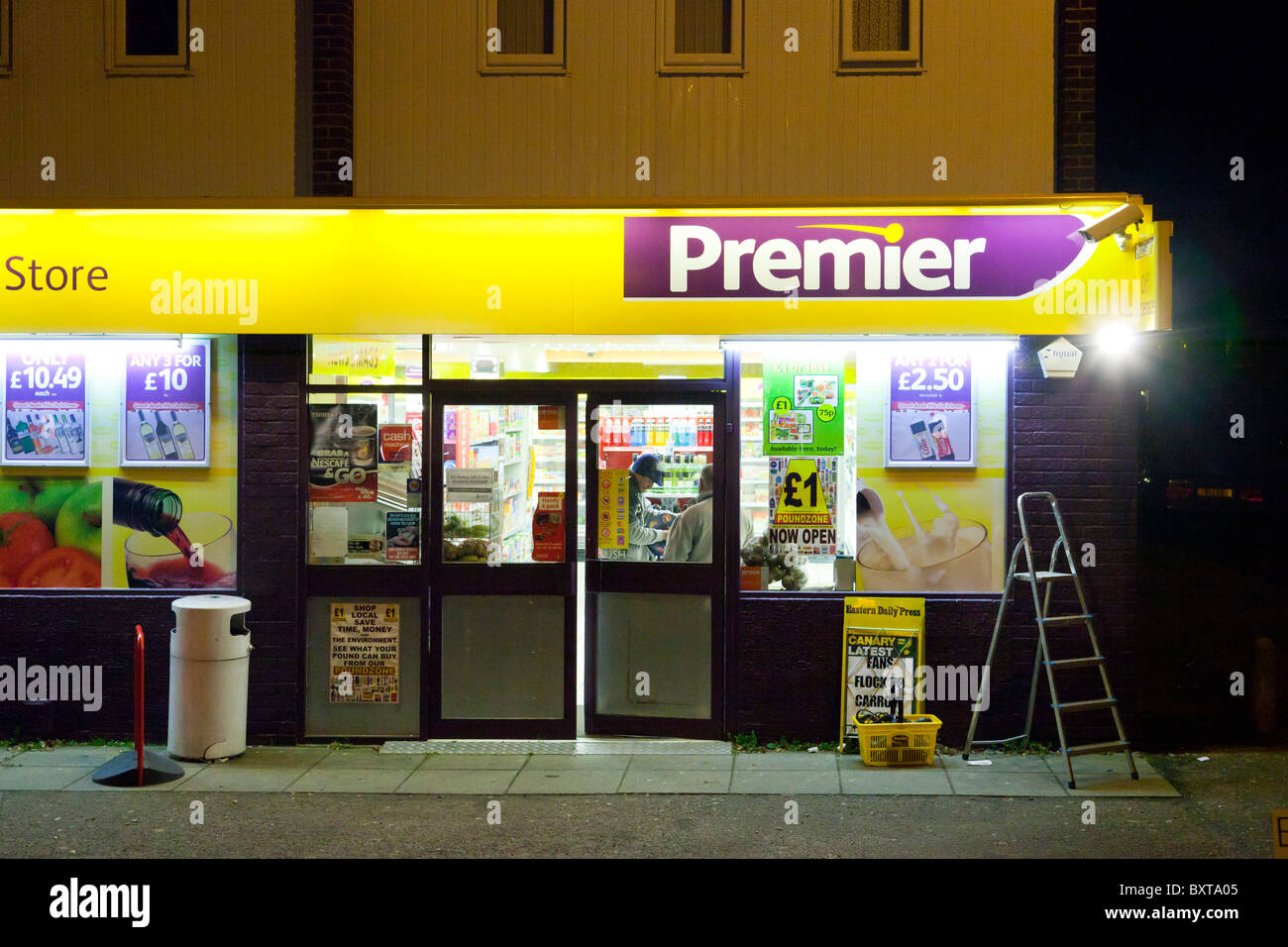 Führenden Convenience-Store in der Nacht in UK Stockfoto