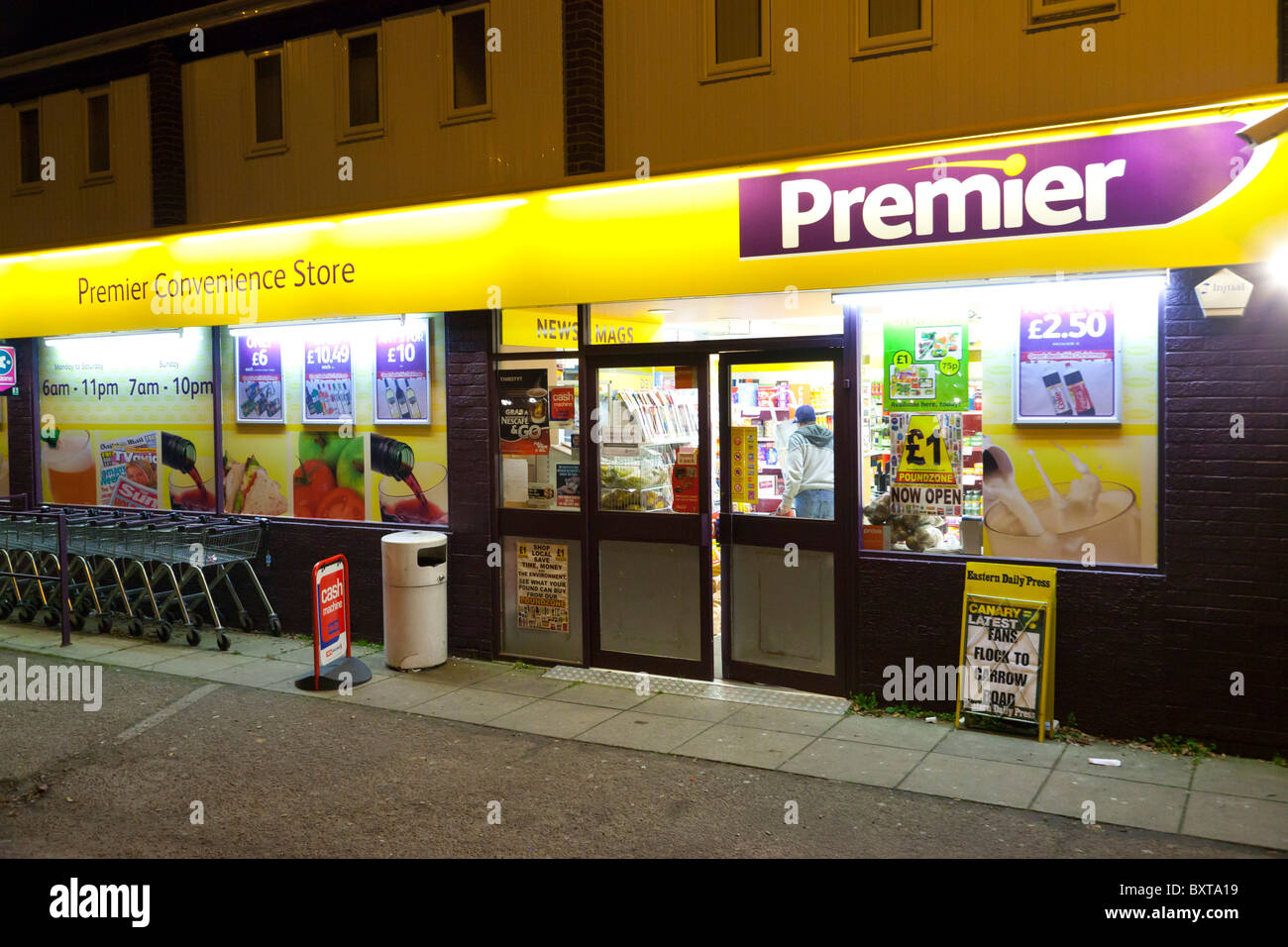 Führenden Convenience-Store in der Nacht in UK Stockfoto