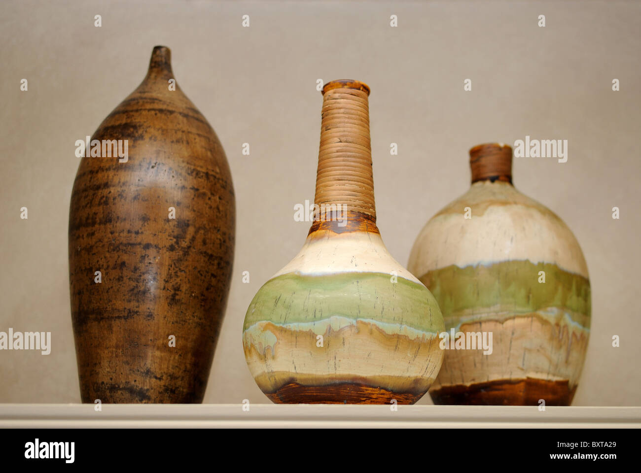 Anordnung der drei Keramikvasen Stockfoto