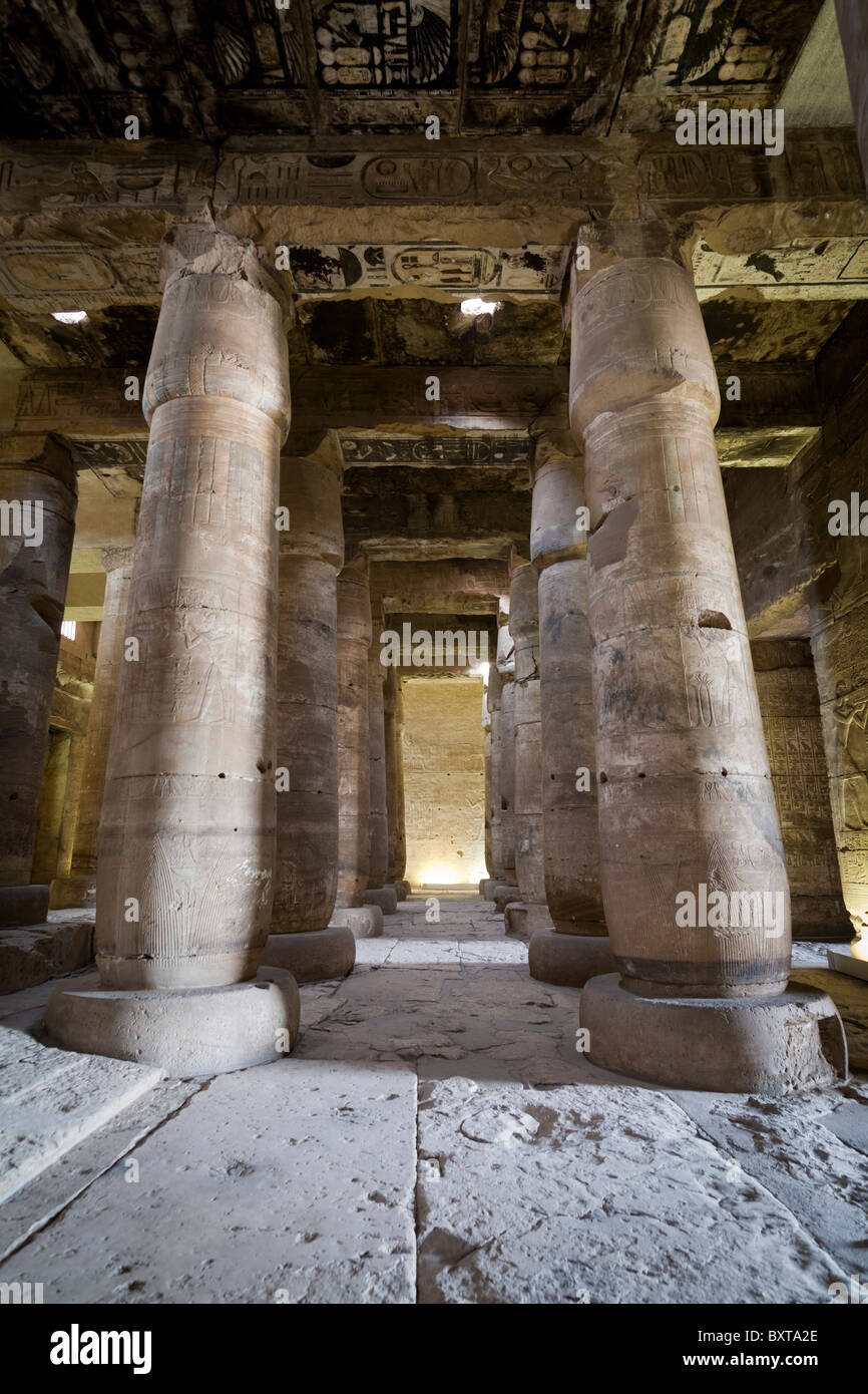 Spalten in der Säulenhalle im Tempel von Sethos I bei Abydos, Niltal Ägyptens Stockfoto