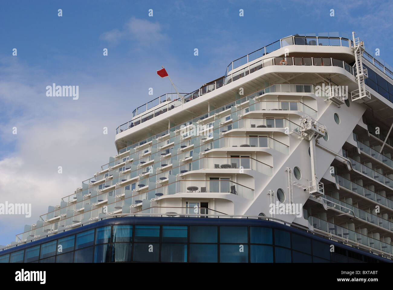 Heck eines Kreuzfahrtschiffes mit Balkonen von Luxus-Kabinen. Stockfoto