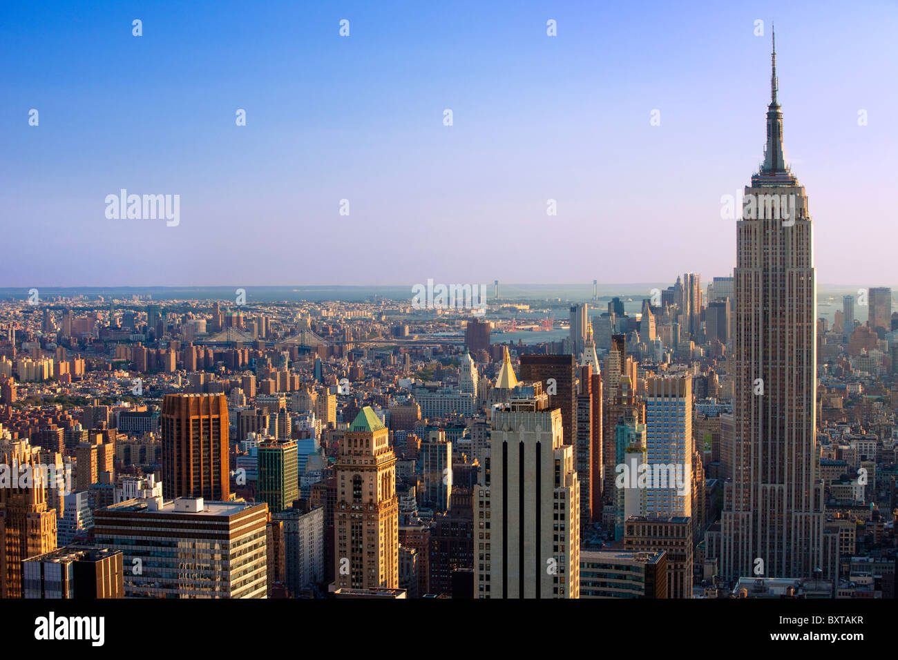 Am späten Nachmittag Blick auf das Empire State Building und die Skyline von Manhattan, New York City, USA Stockfoto