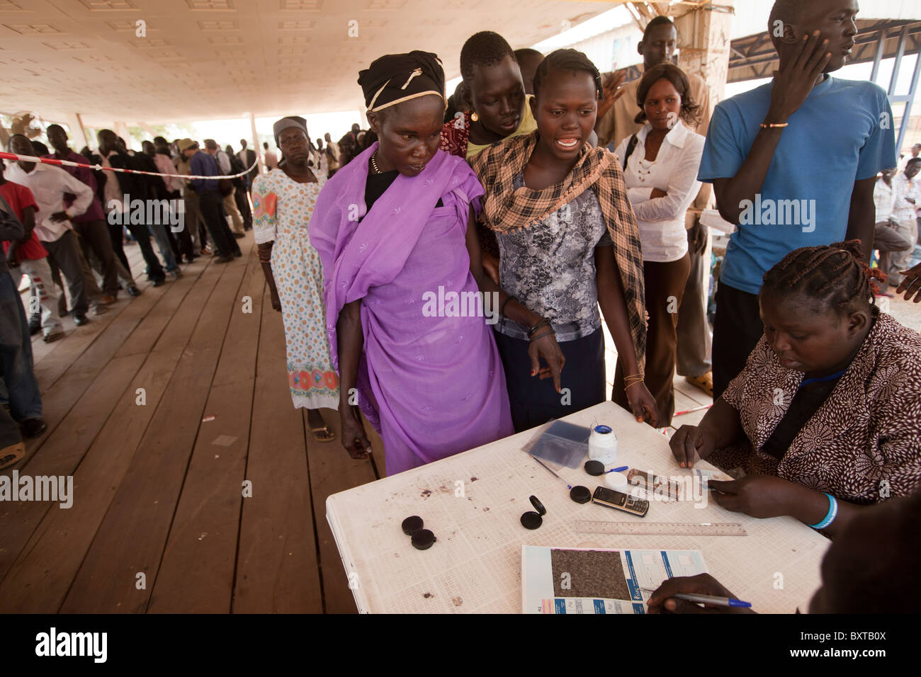 Südlichen Sudan Rückkehrer registrieren, um in der 9. Januar 2011 Referendum in der Gedenkstätte John Garang in Juba abzustimmen. Stockfoto