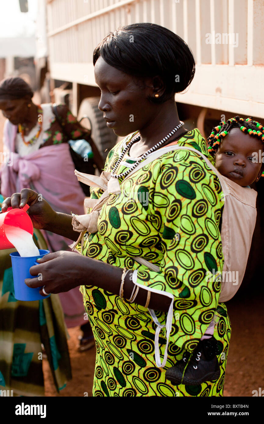 Juba, Dez. 2010: Südländer, wir sind gerade aus dem Norden zu stimmen in das Unabhängigkeitsreferendum, warten auf ein Durchgangslager UNHCR Stockfoto