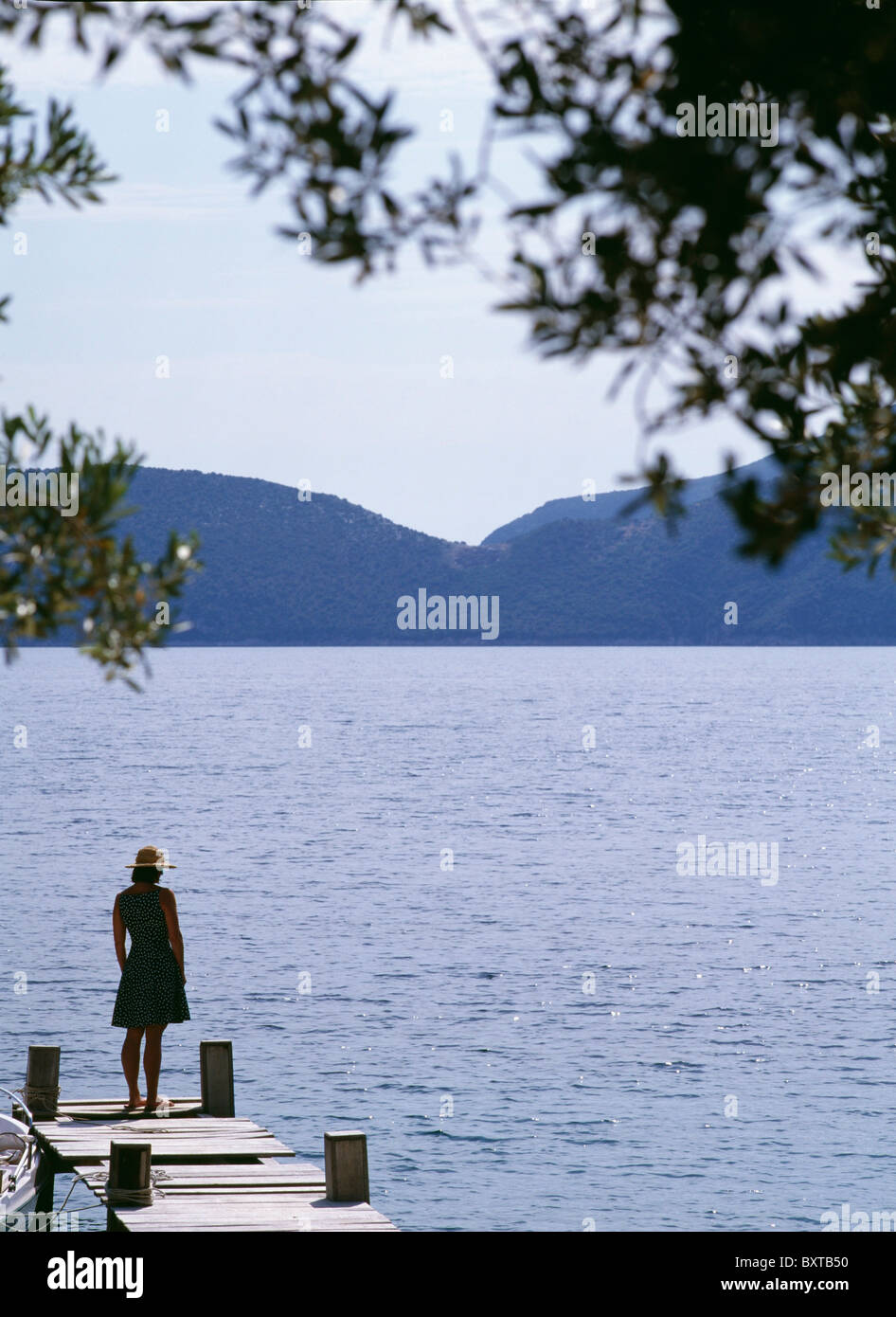 Frau, die am Rand des Pier Stockfoto
