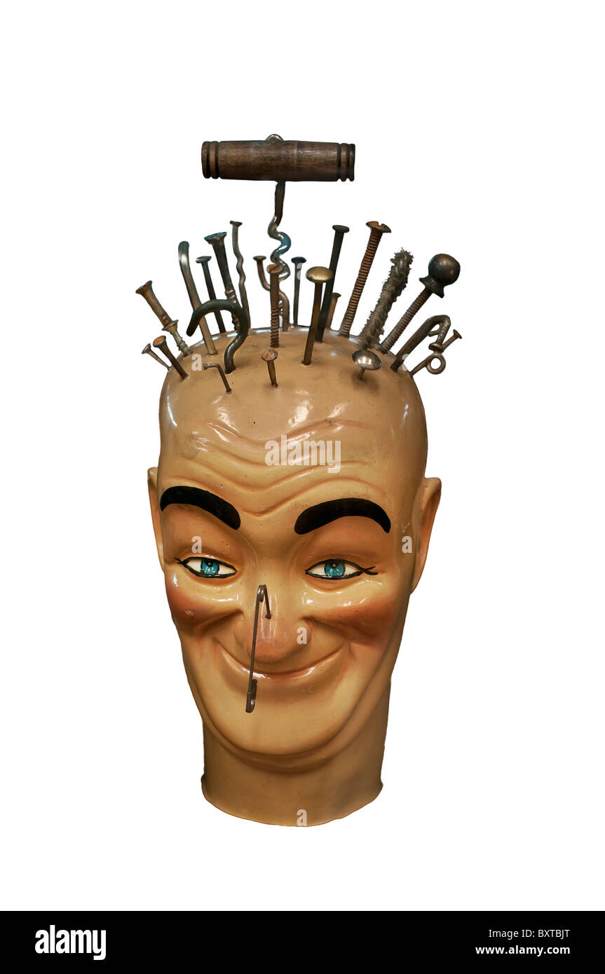 Büste eines verrückten Charaktere Kopf mit vielen stacheligen Anbaugeräte wie eine bizarre Akupunktur eingebettet Stockfoto
