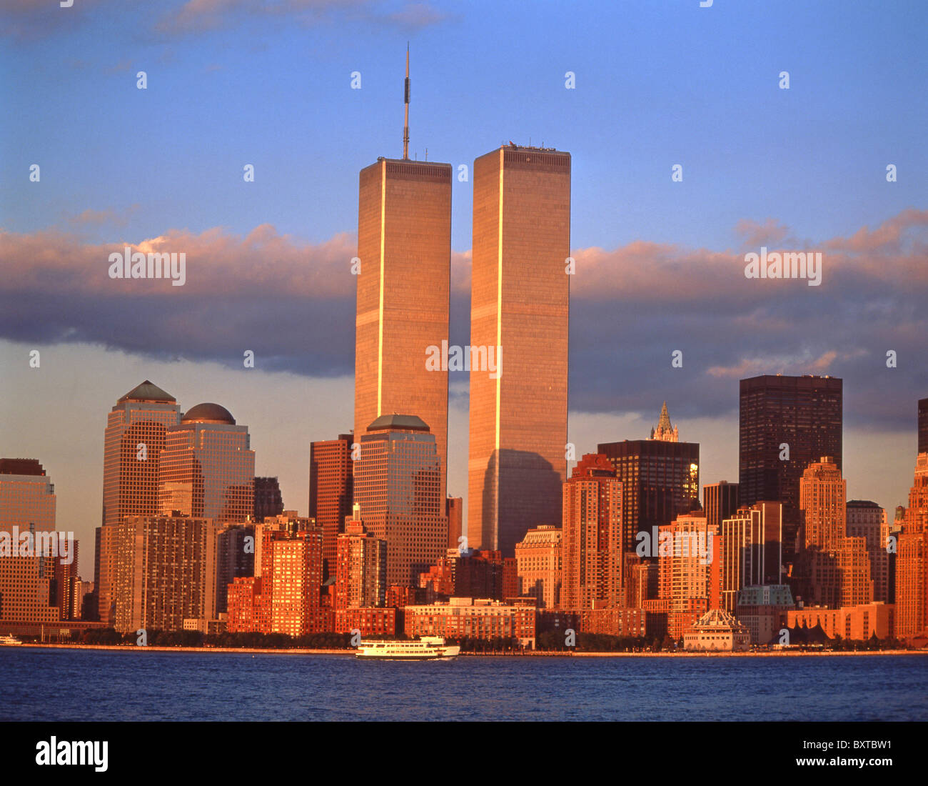 Blick auf die Stadt vom Hafen bei Sonnenuntergang (Anzeige Twin Towers), Manhattan, New York, New York Staat, Vereinigte Staaten von Amerika Stockfoto