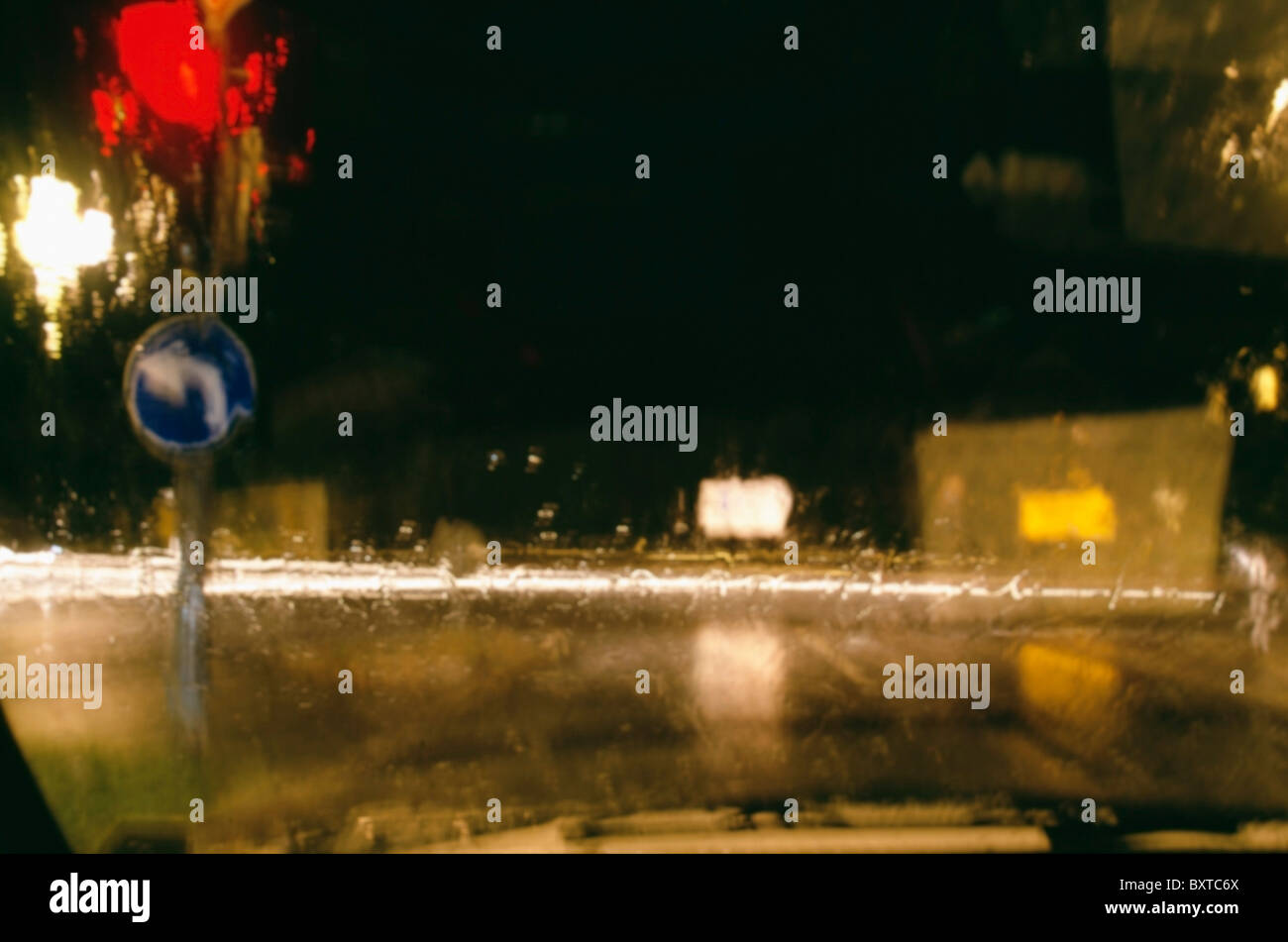 Nachtfahrten im Regen, Bewegungsunschärfe Stockfoto