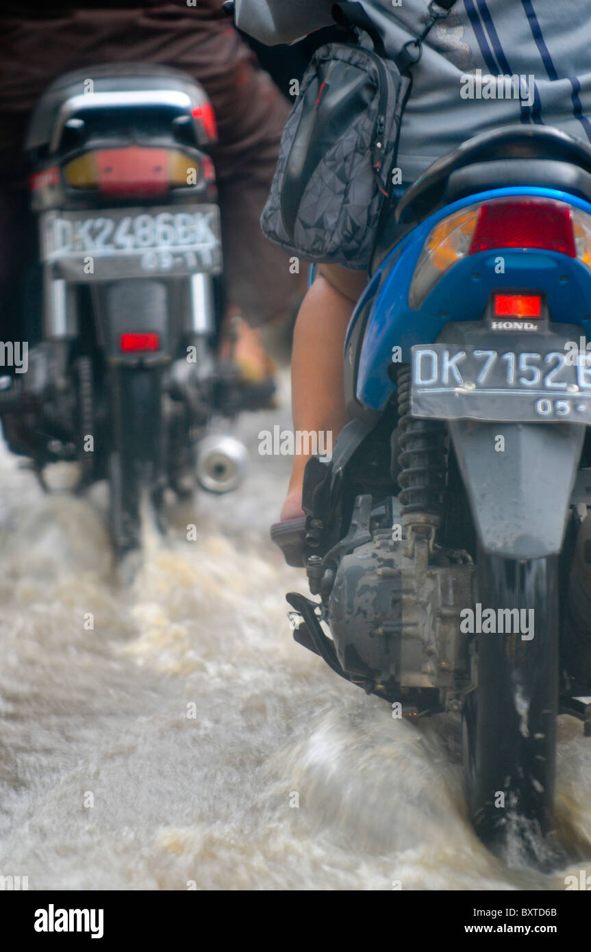 Motorrad fahren durch Überschwemmungen Stockfoto