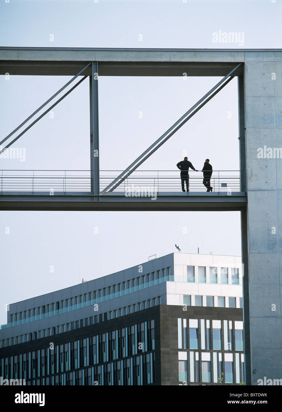 Zwei Männer auf Brücke zwischen Regierungsgebäude beiderseits der Spree Stockfoto