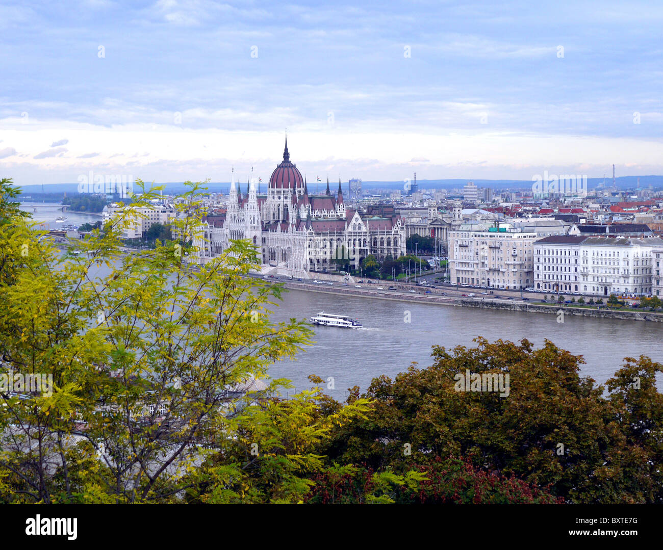 Parlamentsgebäude & Donau Stockfoto