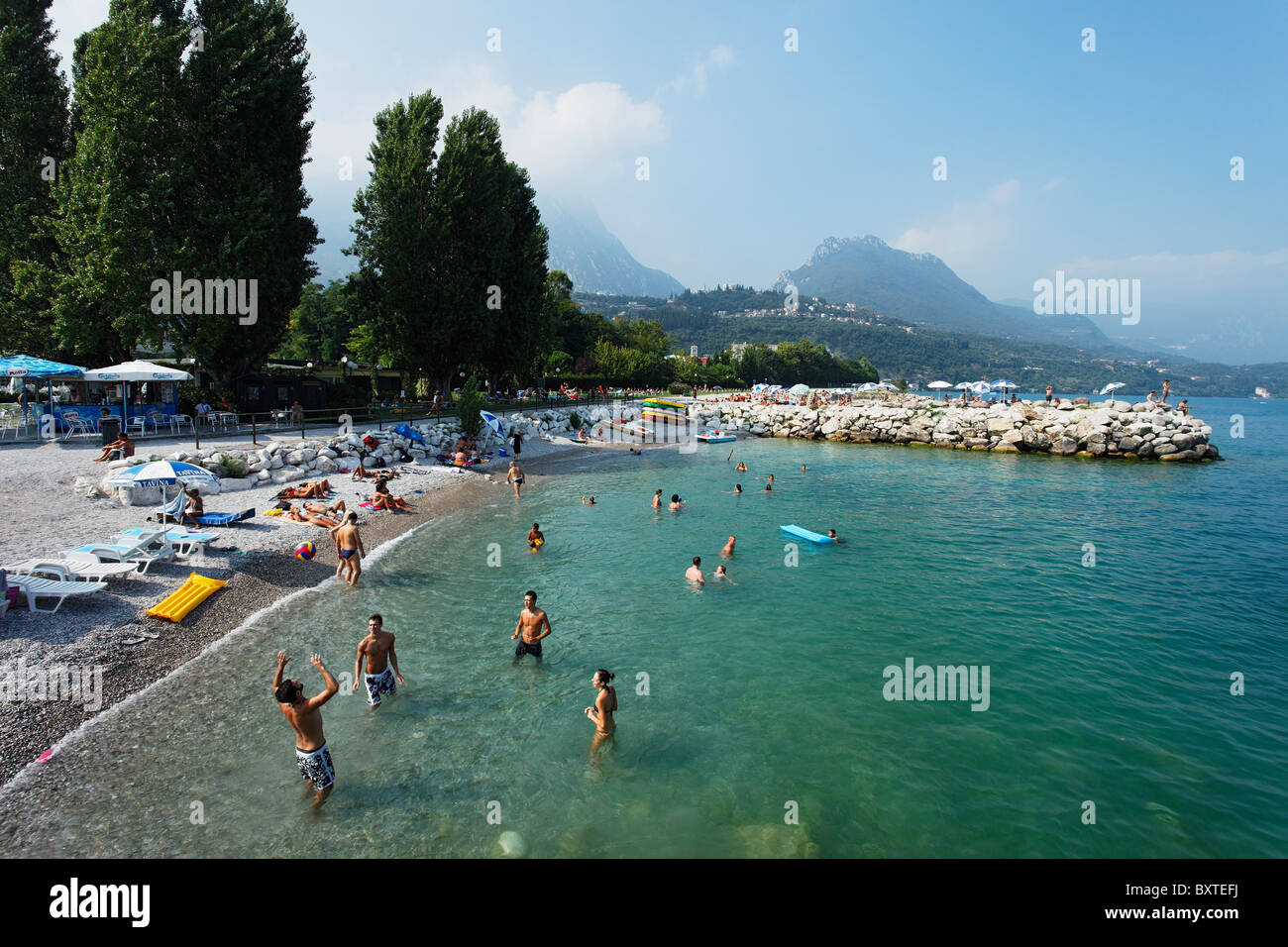 Menschen am Strand, Toscolano-Maderno, Gardasee, Lombardei, Italien Stockfoto