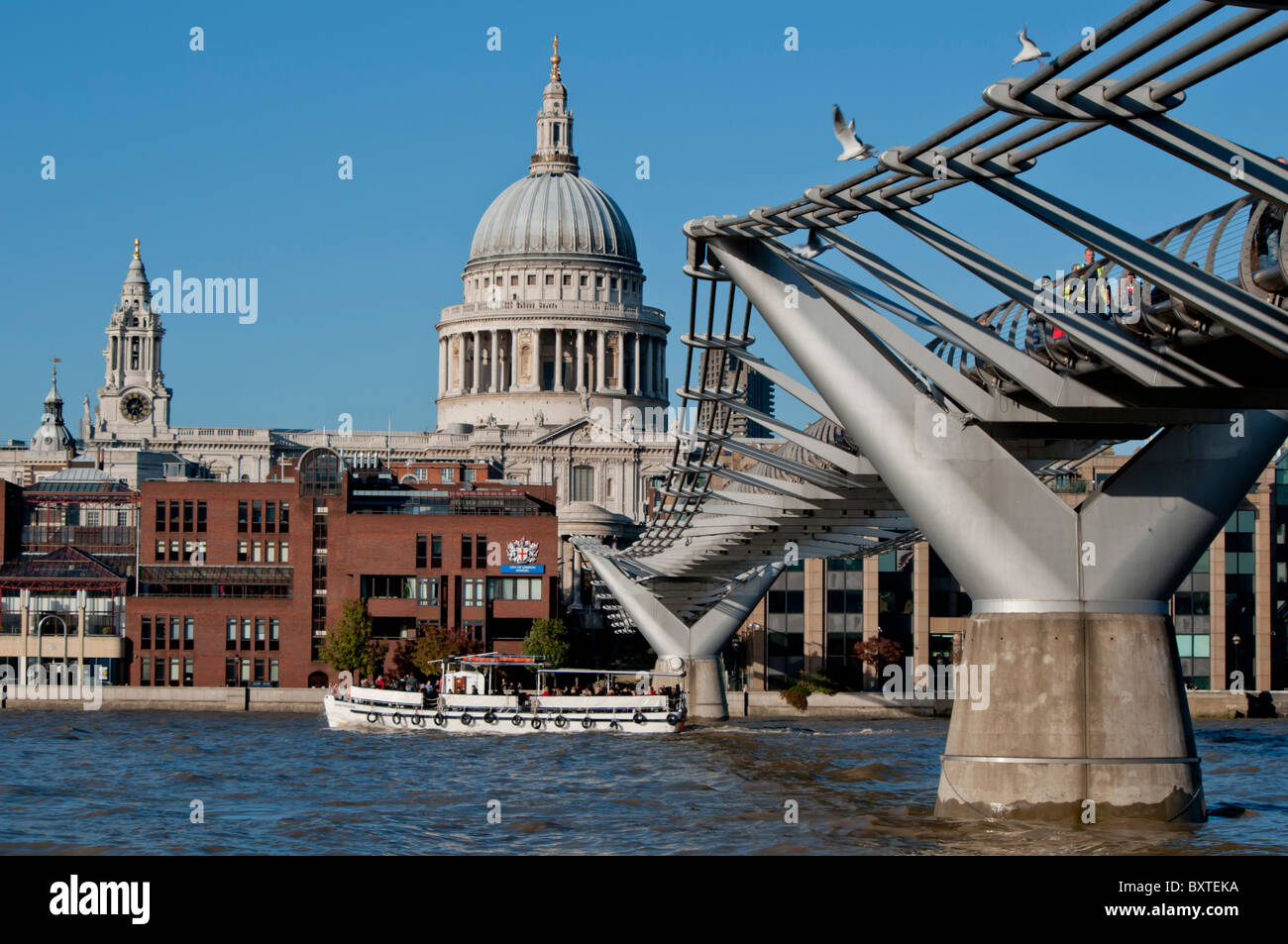 Europa, Großbritannien, England, London, St. Pauls Kathedrale und Millennium Fußgängerbrücke Stockfoto