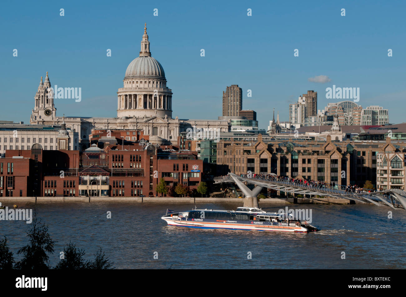 Europa, Großbritannien, England, London, St. Pauls Kathedrale und Millennium Fußgängerbrücke Stockfoto