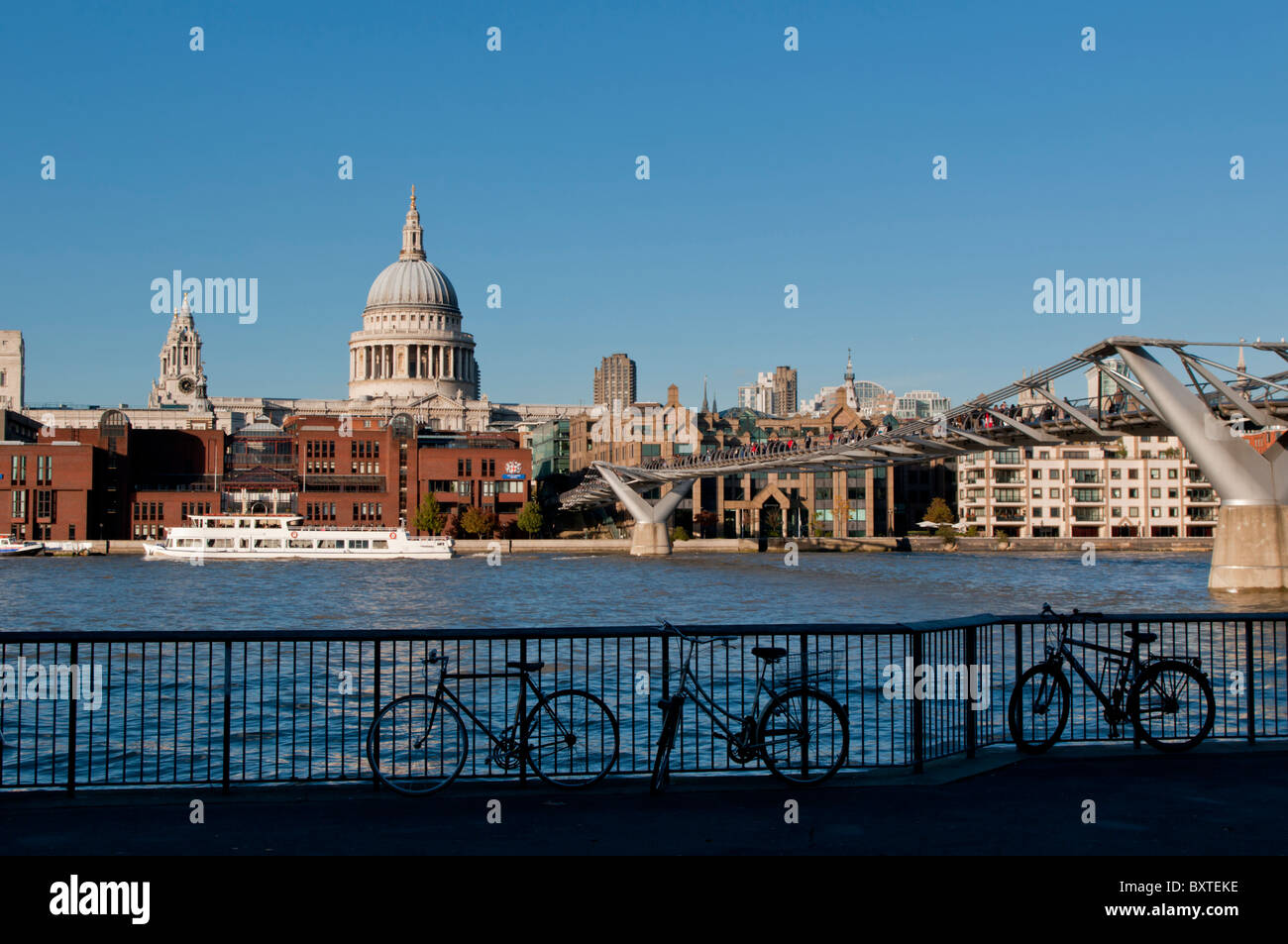 Europa, Großbritannien, England, London, St. Pauls Kathedrale und Millennium Fußgängerbrücke Stockfoto