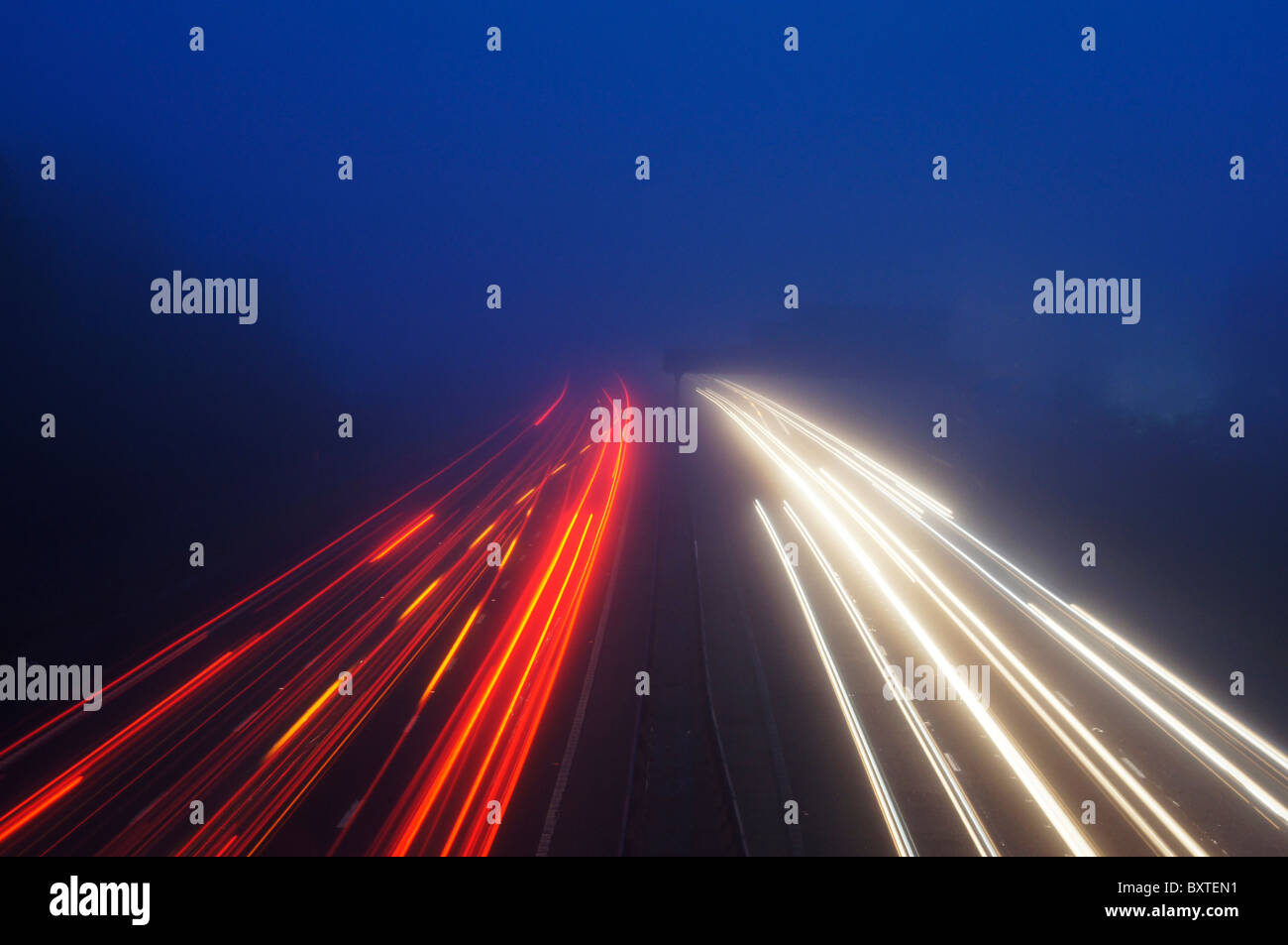 Großbritannien, England, Misty Autobahn M3 Stockfoto