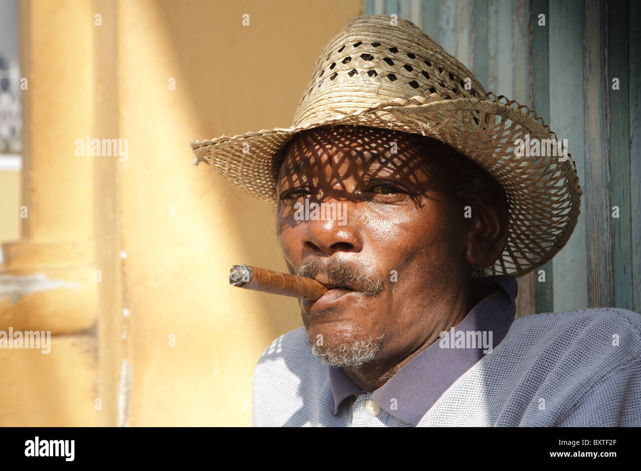 TRINIDAD: KUBANISCHE MANN RAUCHEN ZIGARRE Stockfoto