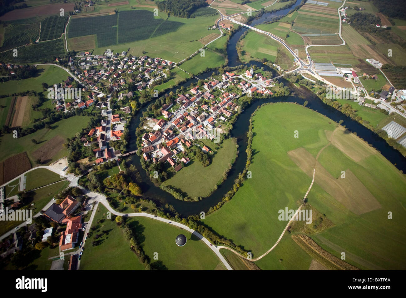 Blick auf den Fluss und die kleine Stadt von hoch oben. Stockfoto