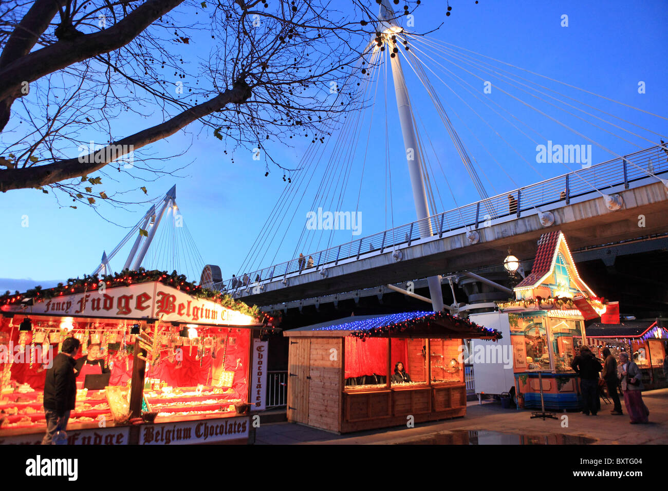 London, South Bank, Kölner Weihnachtsmarkt unter Hungerford Fußgängerbrücke Stockfoto
