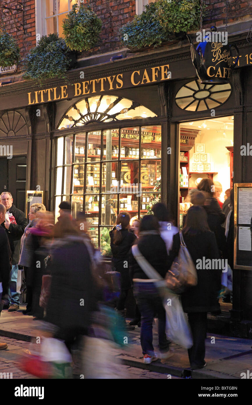 York, Stonegate, Weihnachten, kleine Betty Cafe Stockfoto